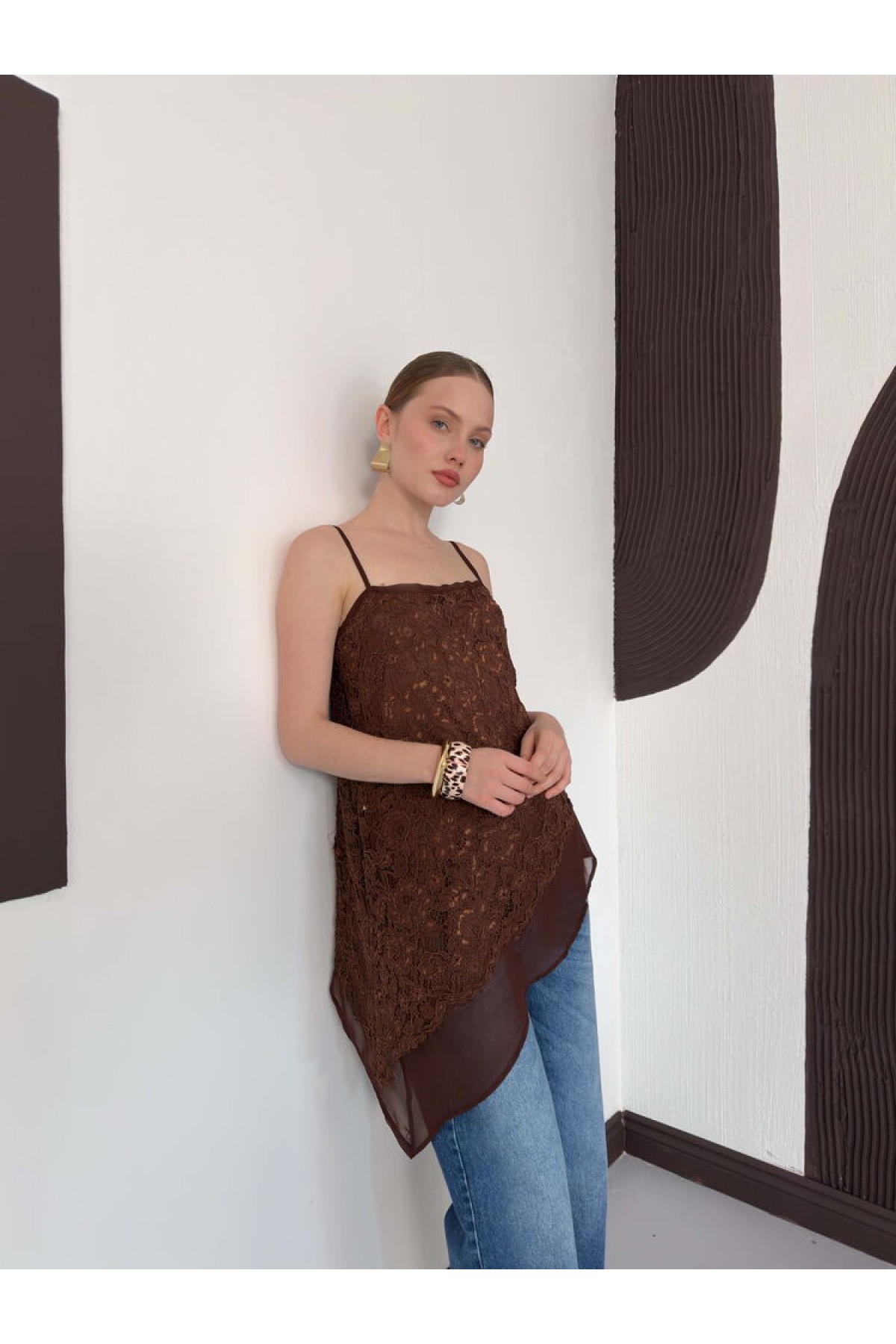 D 2935 ASİMETRİK DANTEL Askılı Bluz - KAHVE